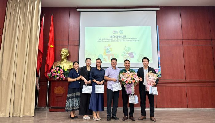 Kết thúc chương trình là những món quà từ Học viện Hành chính gửi tặng CITI English