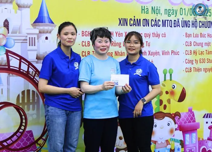 Những món quà nhỏ bé và sự động viên tinh thần kịp thời sẽ góp phần giúp các em có thêm niềm vui, sự lạc quan để vượt qua giai đoạn khó khăn này